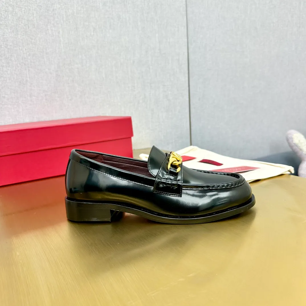 👟👟Ex-factory price 640👟👟 (genuine leather sole) 2024 [VALENTINO] Valentino's early spring fashionable slip-on loafers are hot new🆕 Versatile style with temperament💃🏻 Slay the whole audience immediately when you put it on [Love] The ultra-simple design is more timeless and attractive! Fashionable and neat feeling, it is a magic tool for increasing your height and slimming down ✨ The shoe collar is specially added with anti-wear latex! You won't feel tired after walking all day long🦶🏻 The upper is made of open-edge beaded cowhide fabric and matched with calfskin lining, which is full of texture. The bottom thickness is 4.0cm. Color: black, brown, coffee. Size: 35-40. Available from factory.